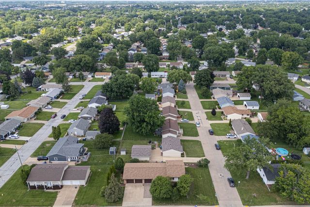 1528 Spruce Hills Drive, Bettendorf, IA 52722