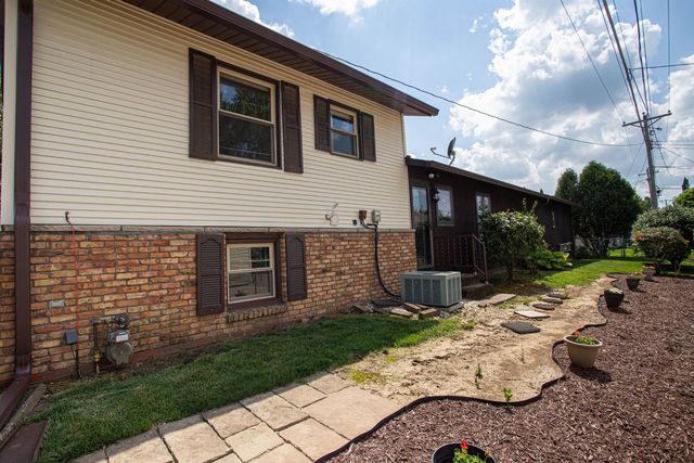 1528 Spruce Hills Drive, Bettendorf, IA 52722