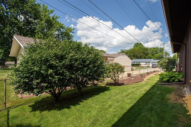 1528 Spruce Hills Drive, Bettendorf, IA 52722