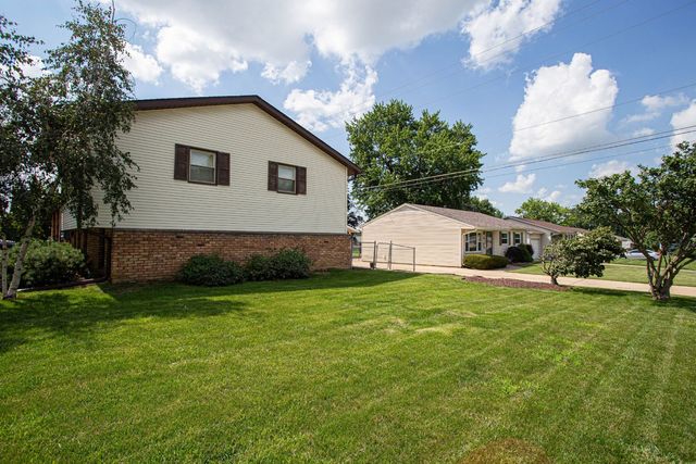 1528 Spruce Hills Drive, Bettendorf, IA 52722