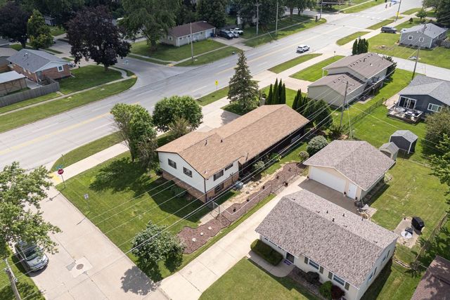 1528 Spruce Hills Drive, Bettendorf, IA 52722