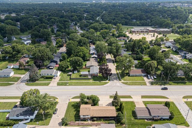 1528 Spruce Hills Drive, Bettendorf, IA 52722