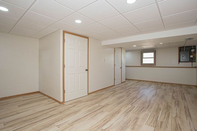 1528 Spruce Hills Drive, Bettendorf, IA 52722