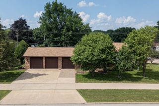 1528 Spruce Hills Drive, Bettendorf, IA 52722