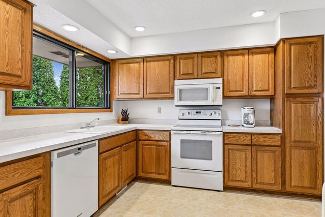 8706 Westwind Circle, Eden Prairie, MN 55344