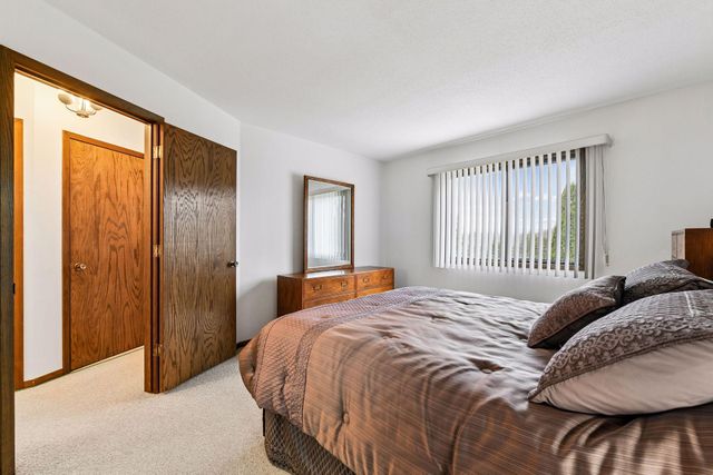 8706 Westwind Circle, Eden Prairie, MN 55344