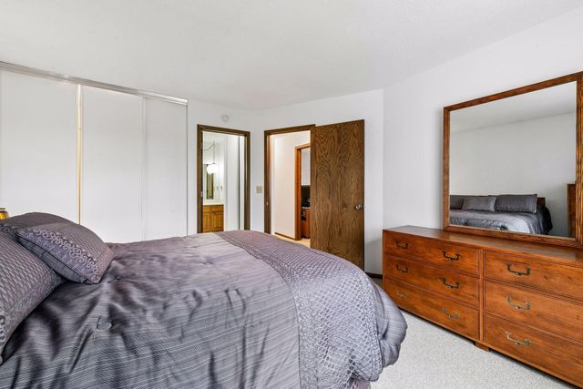 8706 Westwind Circle, Eden Prairie, MN 55344