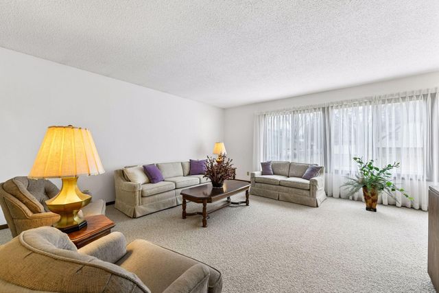 8706 Westwind Circle, Eden Prairie, MN 55344