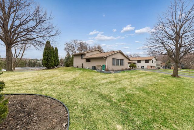 8706 Westwind Circle, Eden Prairie, MN 55344