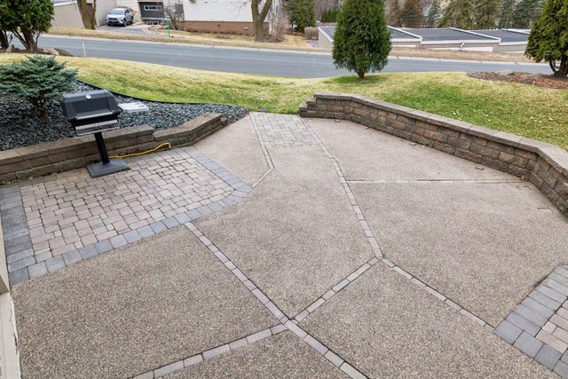 8706 Westwind Circle, Eden Prairie, MN 55344