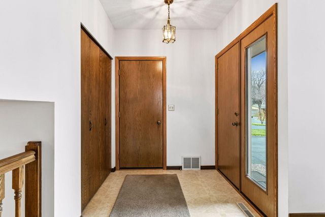 8706 Westwind Circle, Eden Prairie, MN 55344