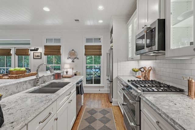 1711 Sycamore Beach Ct, Chapmansboro, TN 37035