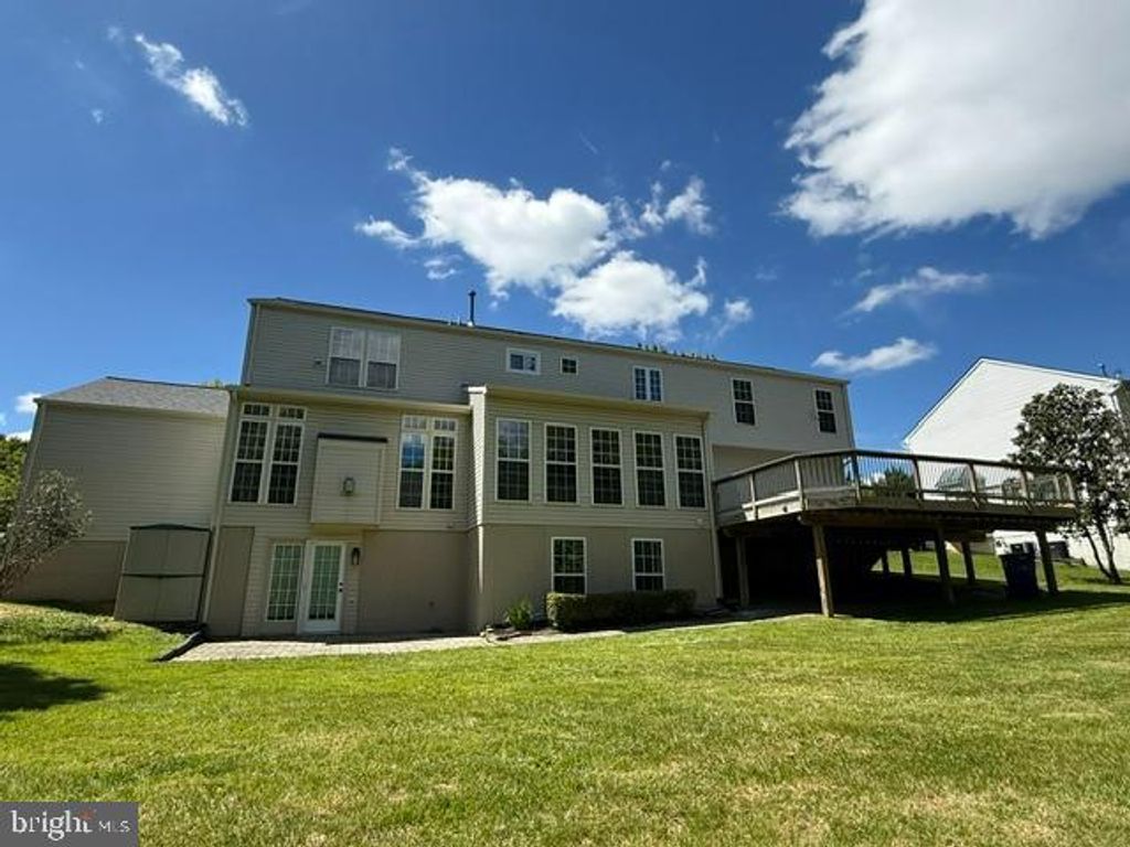 Image 2 of property listing at 7117 INTREPID LN, Gaithersburg, MD 20879