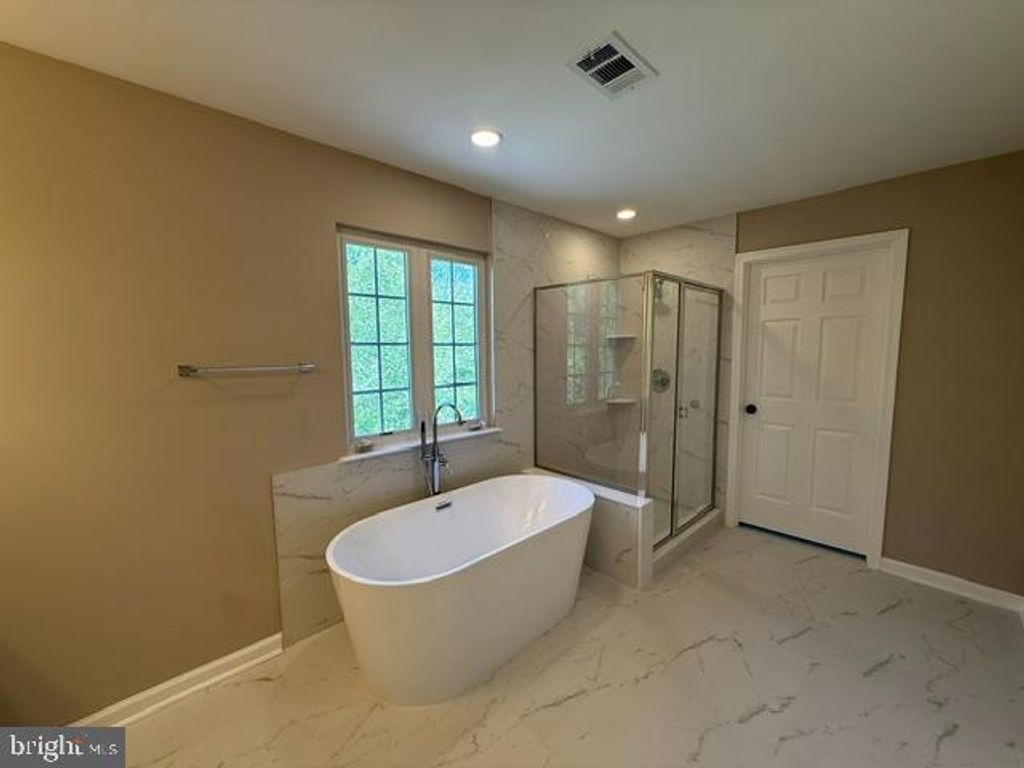 Image 6 of property listing at 7117 INTREPID LN, Gaithersburg, MD 20879
