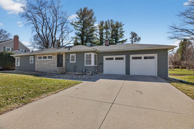 210 Ivanhoe Road, Waterloo, IA 50701