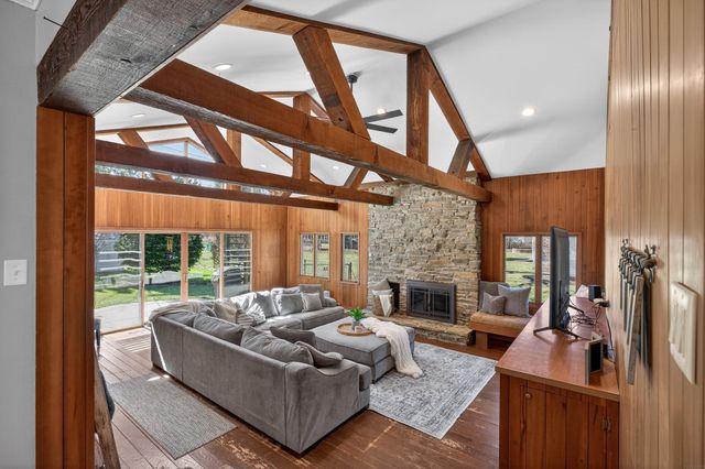 210 Ivanhoe Road, Waterloo, IA 50701