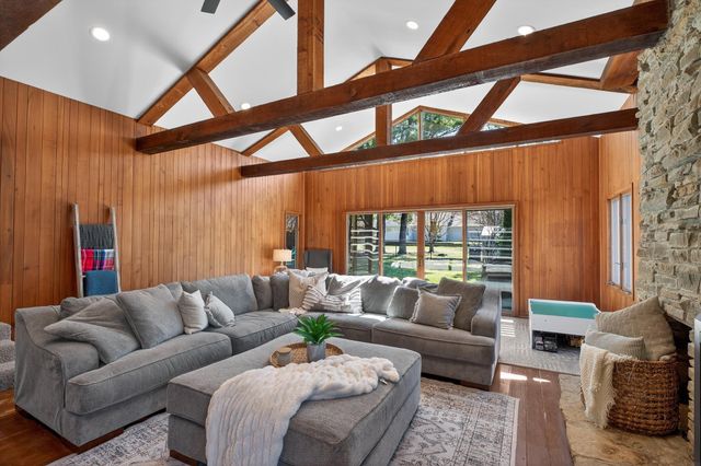 210 Ivanhoe Road, Waterloo, IA 50701