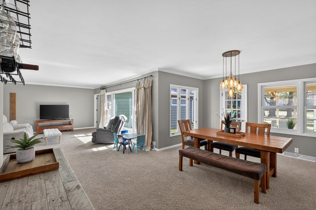 210 Ivanhoe Road, Waterloo, IA 50701