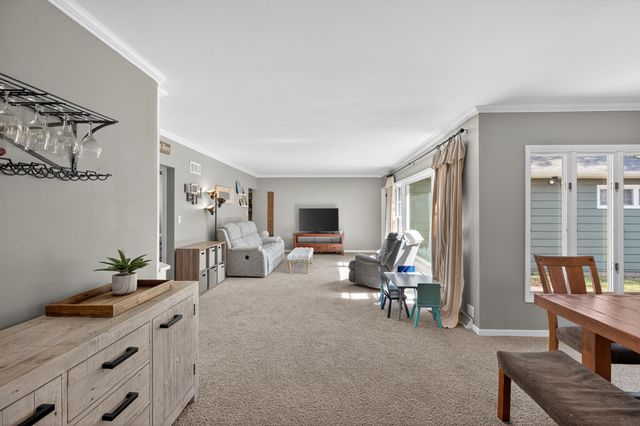 210 Ivanhoe Road, Waterloo, IA 50701