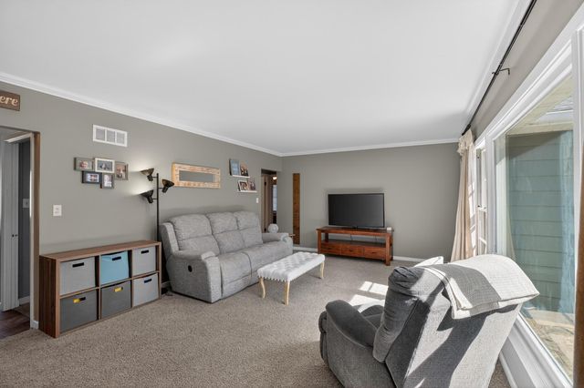 210 Ivanhoe Road, Waterloo, IA 50701