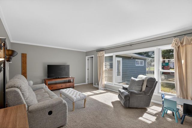 210 Ivanhoe Road, Waterloo, IA 50701