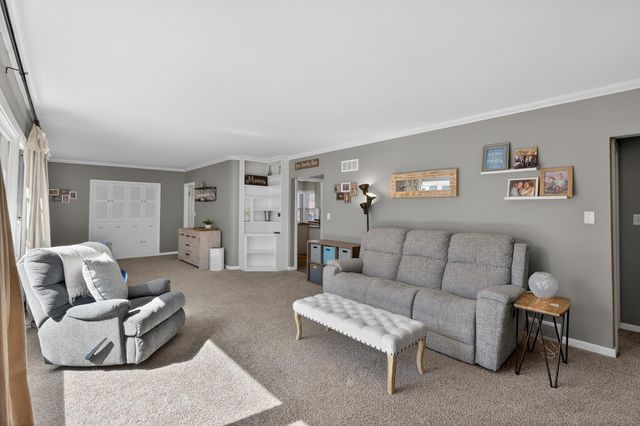 210 Ivanhoe Road, Waterloo, IA 50701