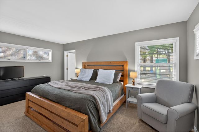 210 Ivanhoe Road, Waterloo, IA 50701