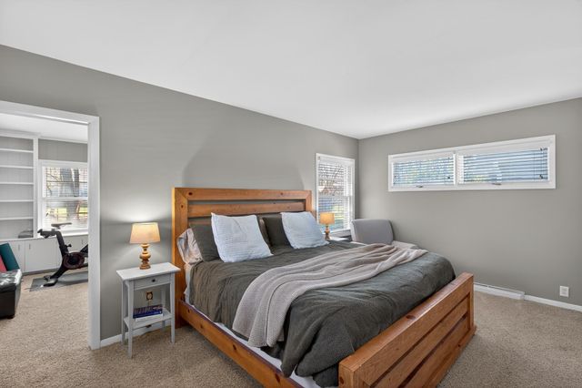 210 Ivanhoe Road, Waterloo, IA 50701