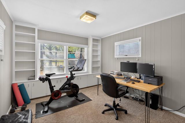 210 Ivanhoe Road, Waterloo, IA 50701