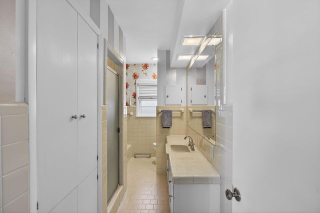 210 Ivanhoe Road, Waterloo, IA 50701