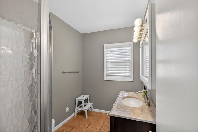 210 Ivanhoe Road, Waterloo, IA 50701