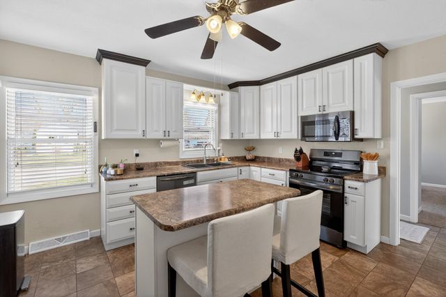 210 Ivanhoe Road, Waterloo, IA 50701