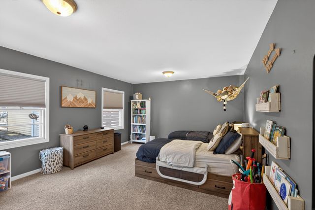 210 Ivanhoe Road, Waterloo, IA 50701