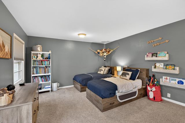 210 Ivanhoe Road, Waterloo, IA 50701