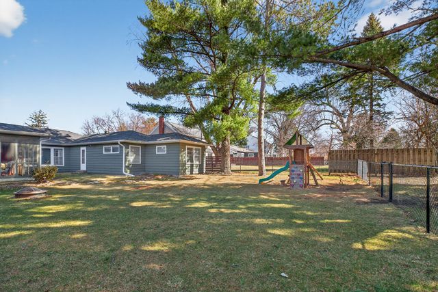 210 Ivanhoe Road, Waterloo, IA 50701