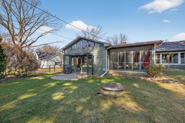 210 Ivanhoe Road, Waterloo, IA 50701