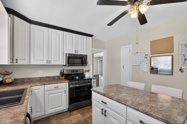 210 Ivanhoe Road, Waterloo, IA 50701