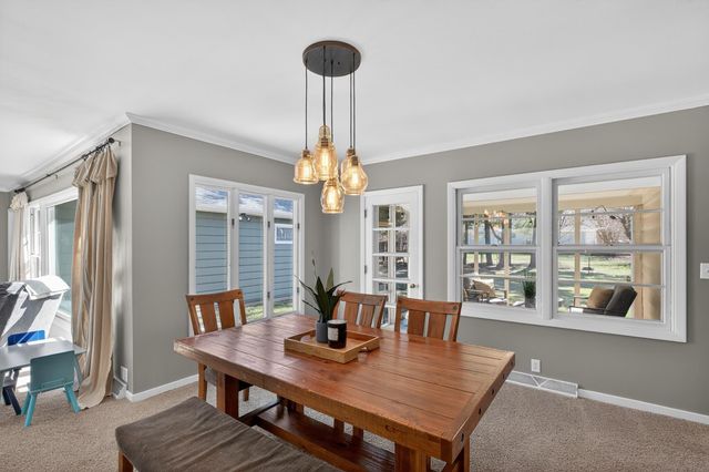 210 Ivanhoe Road, Waterloo, IA 50701