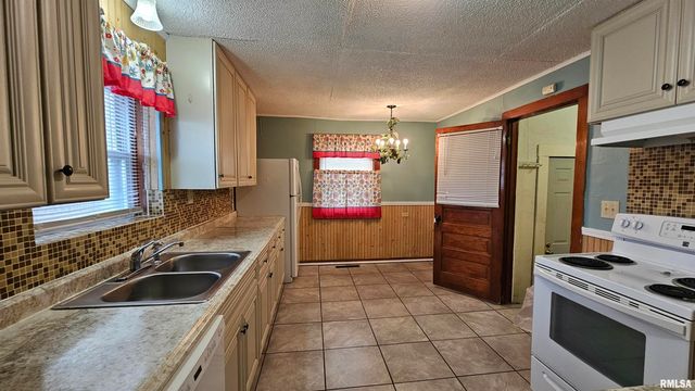 804 W HARRISON Street, Herrin, IL 62948