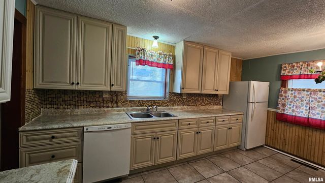 804 W HARRISON Street, Herrin, IL 62948