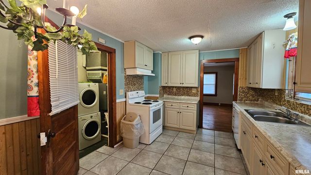 804 W HARRISON Street, Herrin, IL 62948