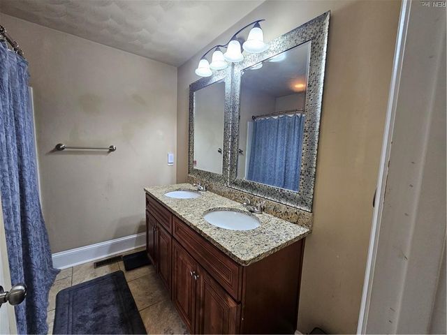 13 Beacon RD, Portsmouth, VA 23702