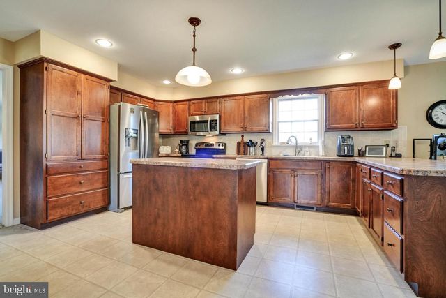 2422 MAGNOLIA DR, Gilbertsville, PA 19525