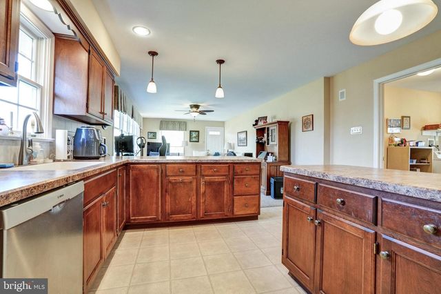 2422 MAGNOLIA DR, Gilbertsville, PA 19525