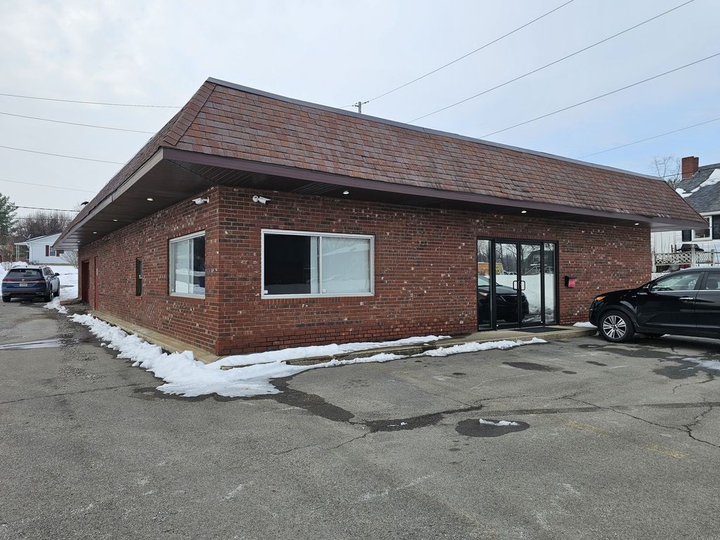 Image 1 of property listing at 903 Salem Road, Mt Vernon, IL 62864