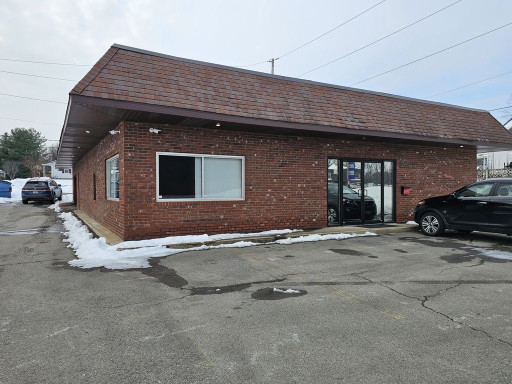 Image 2 of property listing at 903 Salem Road, Mt Vernon, IL 62864