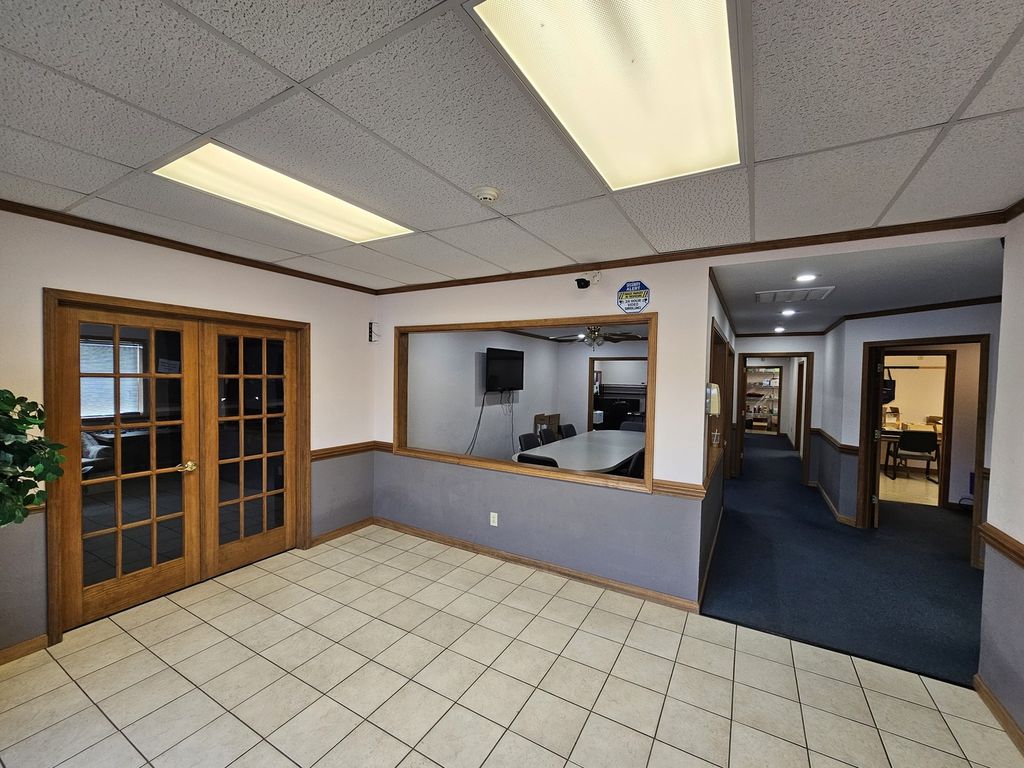 Image 11 of property listing at 903 Salem Road, Mt Vernon, IL 62864