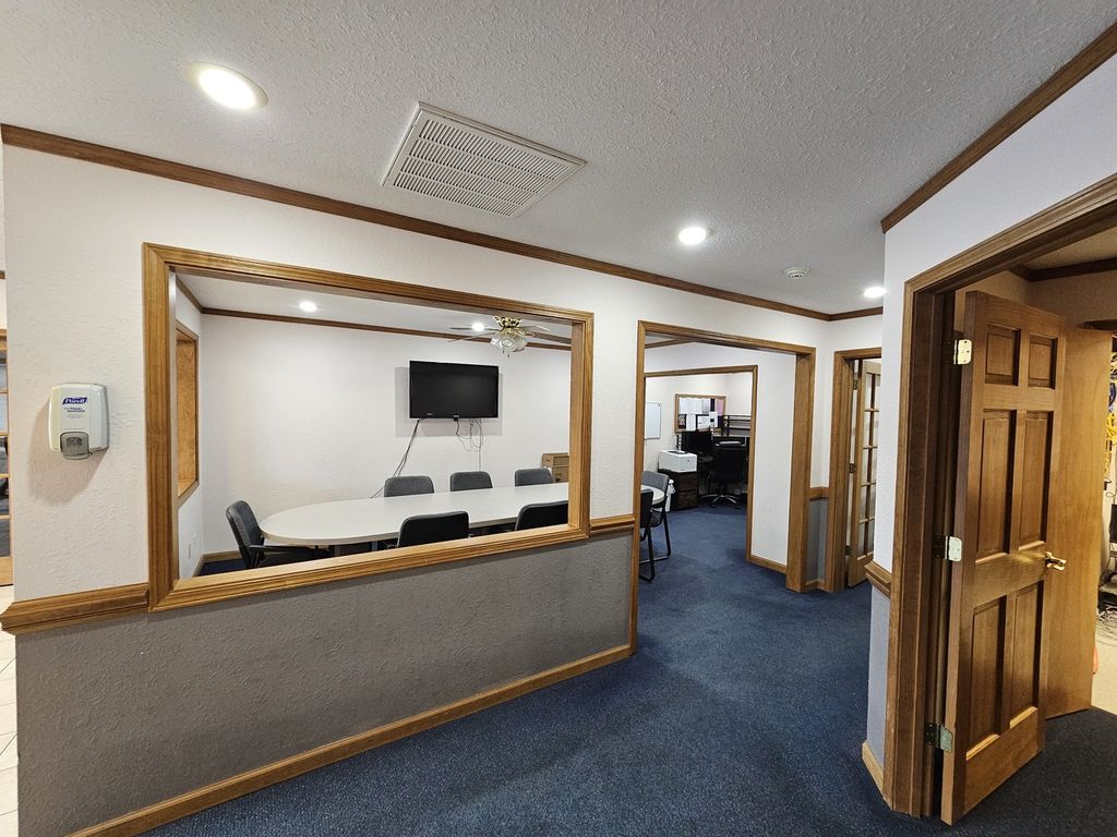 Image 16 of property listing at 903 Salem Road, Mt Vernon, IL 62864