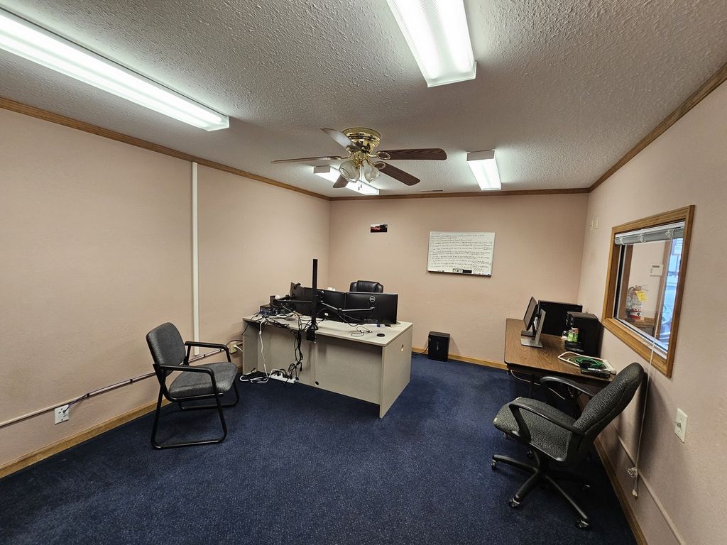 Image 17 of property listing at 903 Salem Road, Mt Vernon, IL 62864