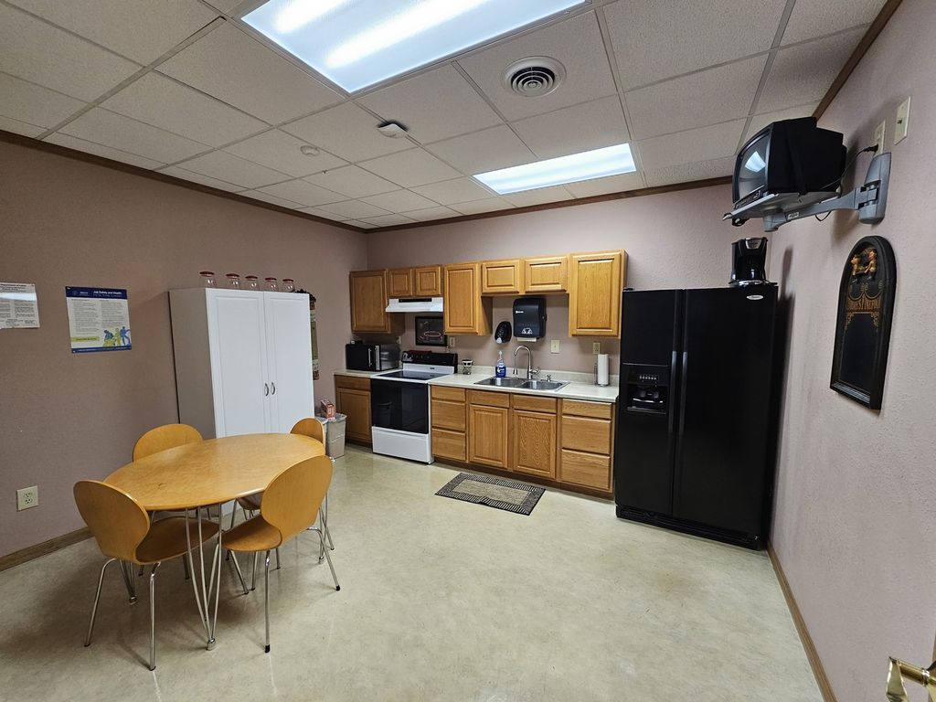 Image 19 of property listing at 903 Salem Road, Mt Vernon, IL 62864